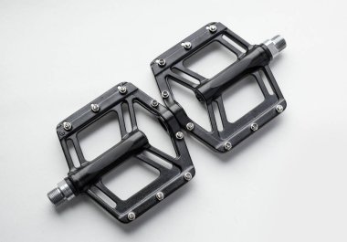 İzole edilmiş beyaz arka planda dağ bisikleti pedalları