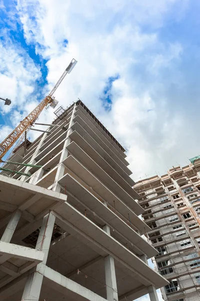 Geschossiges Wohnhaus Bau Und Kran Vor Blauem Himmel — Stockfoto