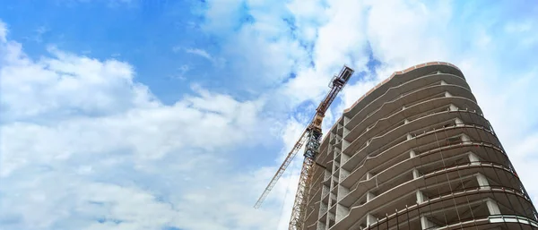 Panorama Edificio Residencial Varios Pisos Construcción Grúa Sobre Fondo Cielo —  Fotos de Stock