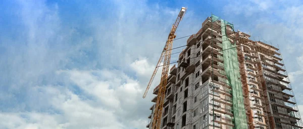 青空を背景に建設中の高層住宅やクレーンのパノラマ — ストック写真