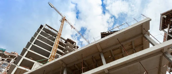 Panorama Immeuble Résidentiel Plusieurs Étages Construction Grue Sur Fond Ciel — Photo