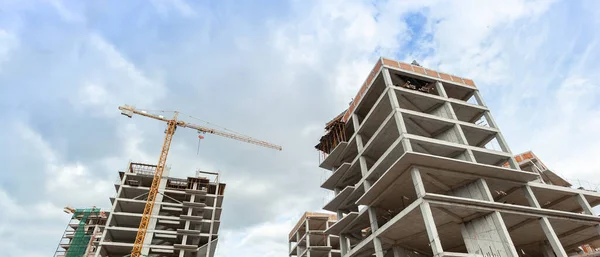 Panorama Eines Bau Befindlichen Mehrstöckigen Wohnhauses Mit Kran Vor Blauem — Stockfoto