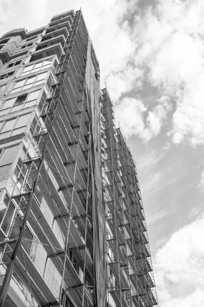 Чорно Біле Фото Багатоповерхового Житлового Будинку Під Будівництвом Краном Фоні — стокове фото