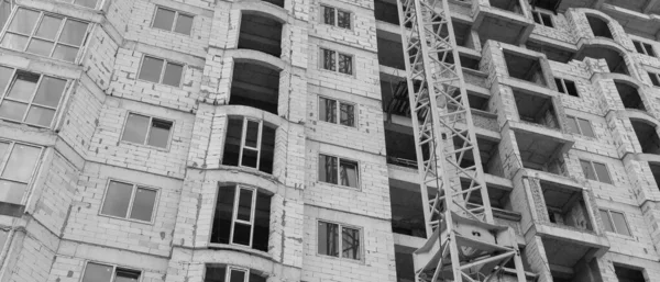Panorama Preto Branco Edifício Residencial Vários Andares Construção Guindaste Fundo — Fotografia de Stock