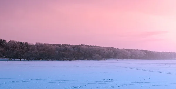 Сутінки на замерзлому озері — стокове фото