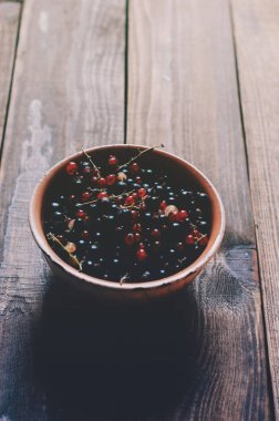 ahşap masa üzerinde çilek