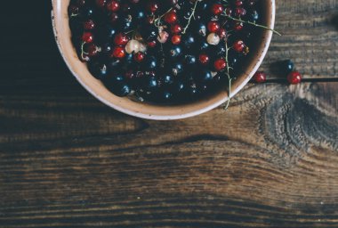 ahşap masa üzerinde çilek