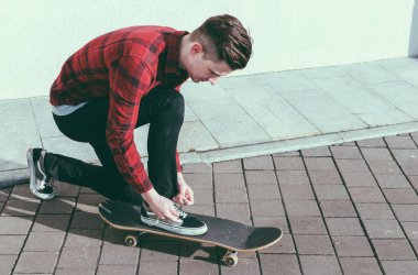 Bir ayakkabı bağcığı bağlama