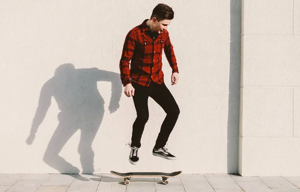 Homem e skate — Fotografia de Stock
