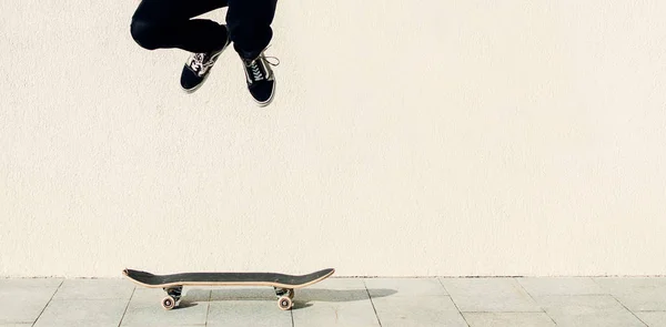 Saut sur planche à roulettes — Photo