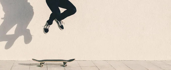 Uomo e Skateboard — Foto Stock