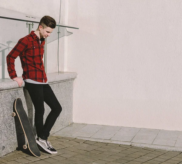 Muž s skateboard — Stock fotografie