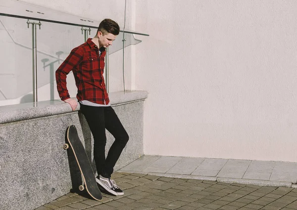 Homem e skate — Fotografia de Stock