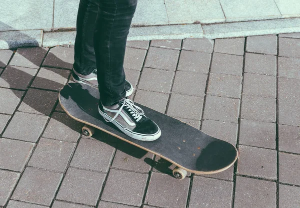 Atar unos cordones —  Fotos de Stock