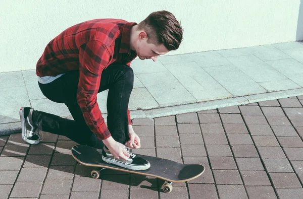 Bir ayakkabı bağcığı bağlama