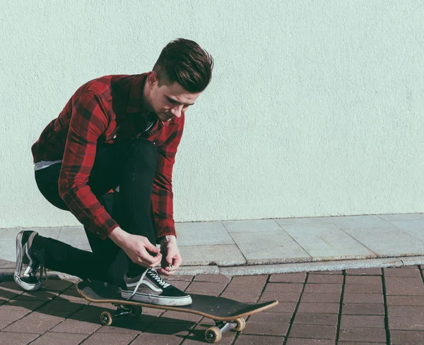 Bir ayakkabı bağcığı bağlama