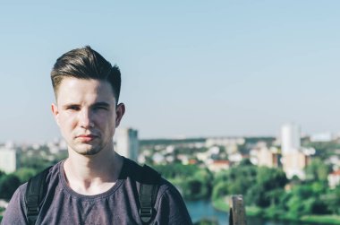 Çatıda genç Hipster