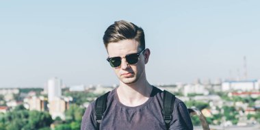 Çatıda genç Hipster