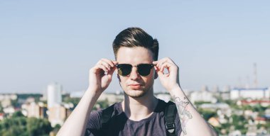 Çatıda genç Hipster