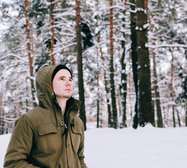 Joven en el bosque de invierno —  Fotos de Stock