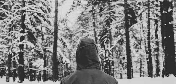 Joven en el bosque de invierno —  Fotos de Stock