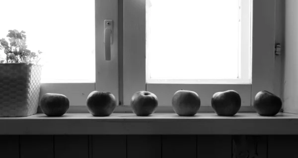 Manzanas en la ventana —  Fotos de Stock