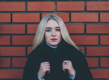 genç güzel sarışın kız