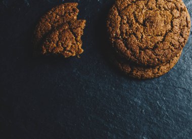 Yulaf ezmeli kurabiye masada