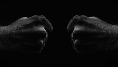 Siyah arka plan üzerine erkek yumruk