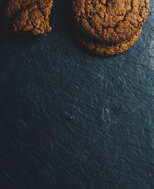 Yulaf ezmeli kurabiye masada