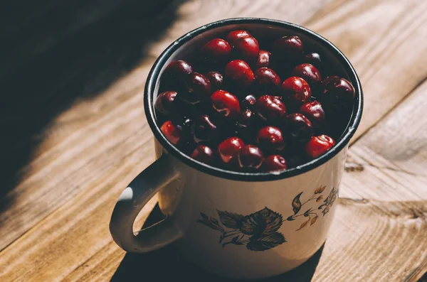 Cherries In Mug — Stock Photo, Image