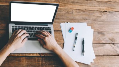 adam ve dizüstü bilgisayar