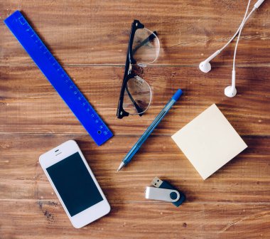 Ahşap masa üzerindeki nesneleri