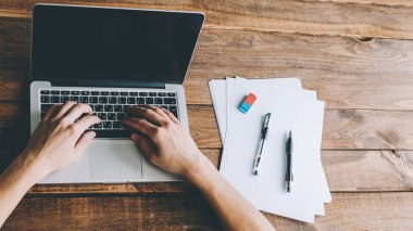 Dizüstü bilgisayarda çalışan adam