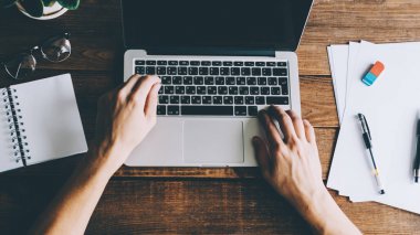 Dizüstü bilgisayarda çalışan adam