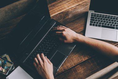 Dizüstü bilgisayarda çalışan adam