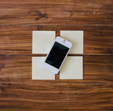 Telefon ve yapışkan notlar