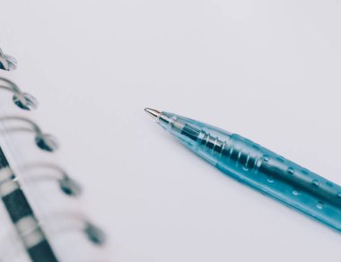 boş bir not defteri ve kalem