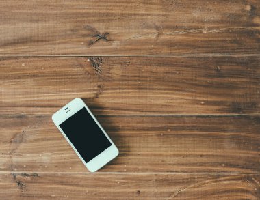 Tablo üzerinde modern telefon