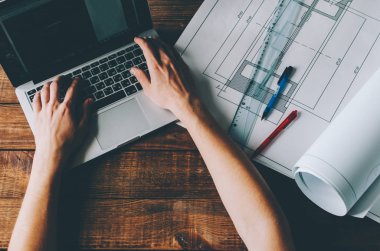 Öğrenci mühendisi onun işyerinde