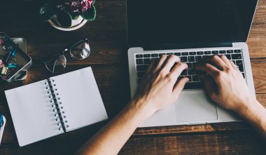 Dizüstü bilgisayarda çalışan adam