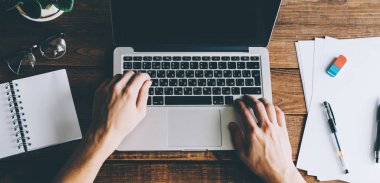 Dizüstü bilgisayarda çalışan adam