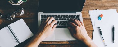 Dizüstü bilgisayarda çalışan adam