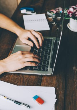 Dizüstü bilgisayarda çalışan adam