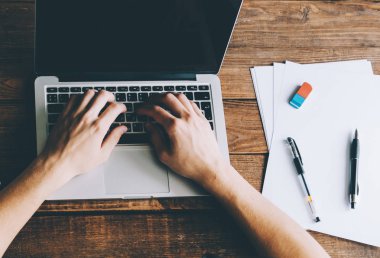 Dizüstü bilgisayarda çalışan adam