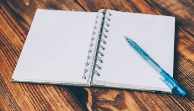 boş bir not defteri ve kalem