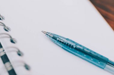 boş bir not defteri ve kalem