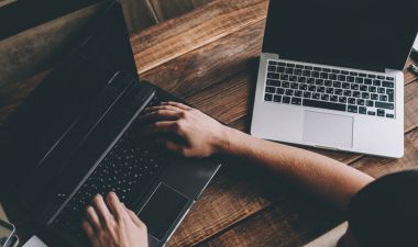 Dizüstü bilgisayarda çalışan adam