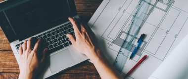 Öğrenci mühendisi onun işyerinde