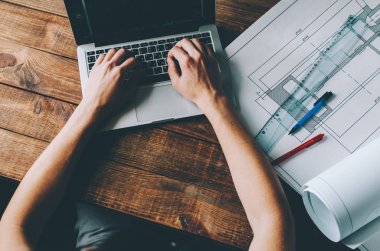 Öğrenci mühendisi onun işyerinde